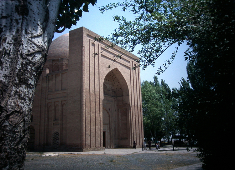 Mausoleum des abbasidischen Kalifen Harun al-Rashid und vor dem Eingang das bescheidene Grabmal des Mystikers al-Ghazali in Tus bei Nischapur (Iran)